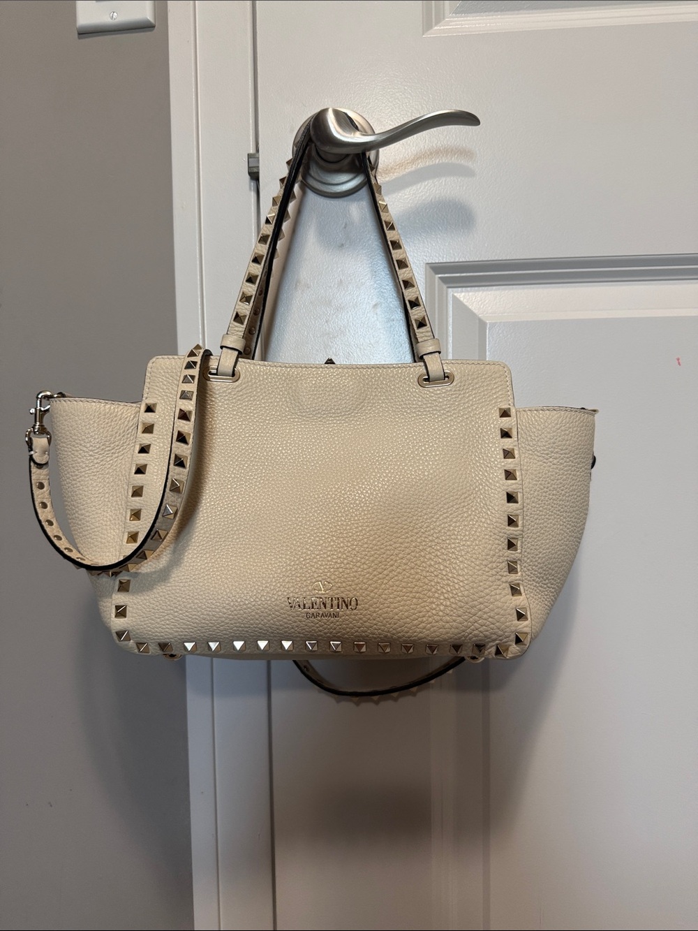 ***Last Call*Valentino Garavani Rockstud Ivory Leather Tote Shoulder Bag Studded - Picture 2 of 9